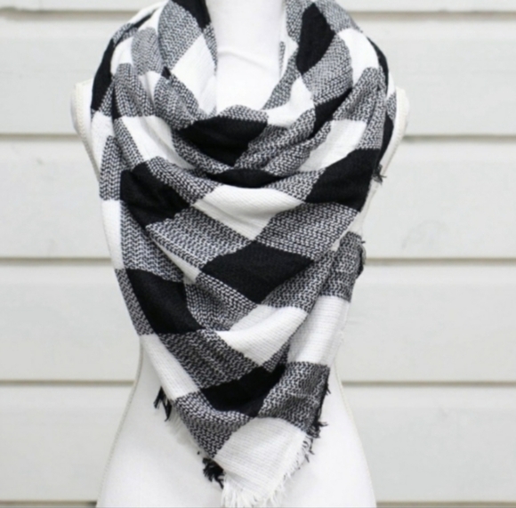 Black and White Checkered Scarf - Picture 2 of 4